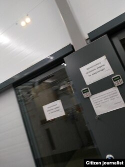 «Расмда кўриб турибсиз - ишчилар талонсиз кирса¸ ойлигидан ушлаб колади ва тушунтириш хати олишади»¸ дейилади бу суратга ишчилар томонидан берилган ëзма изоҳда.
