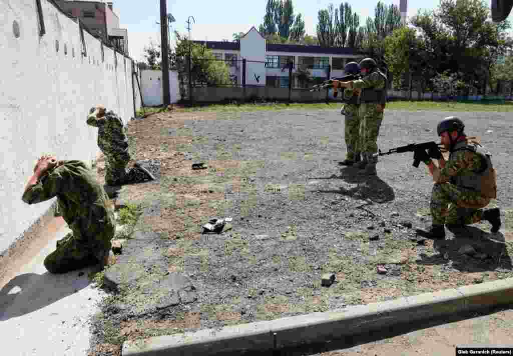 Soldiers with the Ukrainian Territorial Defense Forces trained with blank cartridges.