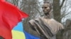 Ілюстрацыйнае фота. Помнік Герою Ўкраіны Раману Шухевічу ў сяле Білагоршча Львоўскай вобласьці
