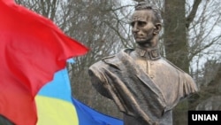 Ілюстрацыйнае фота. Помнік Герою Ўкраіны Раману Шухевічу ў сяле Білагоршча Львоўскай вобласьці