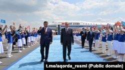Liderul chinez Xi Jinping este întâmpinat de președintele kazah Kasîm-Jomart Tokaev la aeroportul din Astana, în iunie 2025.