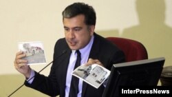 Журналисту газеты «7 Дге» Ие Мгалоблишвили вчерашние события в парламенте живо напомнили атмосферу съездов КПСС