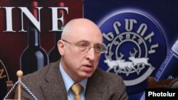 Руководитель ереванского офиса ОБСЕ Сергей Капинос на пресс-конференции, Ереван, 15 марта 2010 г.  