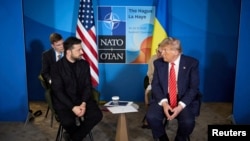 Президентът на САЩ Тръмп и украинският президент Зеленски на среща в кулоарите на срещата на върха на НАТО в Хага, 25 юни 2025 г.