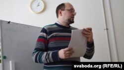 Каардынатар «Уфакаму» Ільля Бутаў чытае даклад пра дасьледаваньне лункавых камянёў