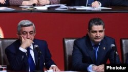 Президент Армении Серж Саргсян (слева) и премьер-министр Тигран Саргсян на съезде правящей Республиканской партии, Ереван, 15 декабря 2012 г. 