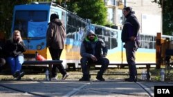 Снимката е от една от демонстративните акции на служители в градския транспорт в София по време на блокадата в средата на май. Работещи седят пред спрял трамвай в трамвайното депо "Банишора". 