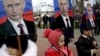 Дети держат портреты президента России Владимира Путина во время митинга в Севастополе. Аннексированный Крым, 23 февраля 2016 года