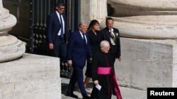 Президент США Дональд Трамп и первая леди Мелания Трамп идут на похоронную церемонию папы Франциска в Ватикане, 26 апреля 2025 года