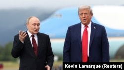 Руският президент Владимир Путин (вляво) и американският му колега Доналд Тръмп на летището до Анкоридж, Аляска, 15 август 2025 г.