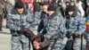 Протестовать против действий ОМОНа жителям Владивостока не разрешили. Пришлось довольствоваться «собранием активистов» под присмотром тех же бойцов ОМОНа