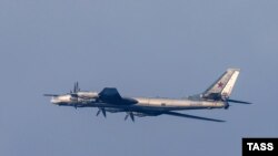 Российский бомбардировщик Ту -95 на авиашоу в Севастополе, декабрь 2014
