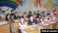 В Министерстве образования заявили, что при оптимизации школ учитывается интерес каждого ученика: селам и районам, где нет школы, предоставляется транспорт для доставки учеников в школу