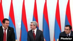 Лидеры коалиционных сил (слева на право) Гагик Царукян (ППА), Серж Саргсян (РПА), Артур Багдасарян («Оринац еркир») во время подписания нового меморандума о сотрудничестве, 17 февраля 2011 г.  