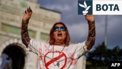 Një grua e veshur me një bluzë me mbishkrimin "Ekzekutim" në persisht, ndërsa merr pjesë në një tubim në Stamboll, Turqi, në nëntor 2022.