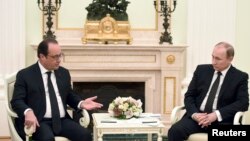 Бившият френски президент Франсоа Оланд (вляво) и руският президент Владимир Путин на среща в Кремъл, 2015 г.