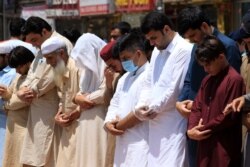 په مردان کې خلک له اختره وړاندې د وروستۍ جمعې (جمعت الوداع) لمونځ ادا کوي.