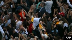 Хората на площад "Свети Петър" в Рим реагират на новината за избора на нов папа