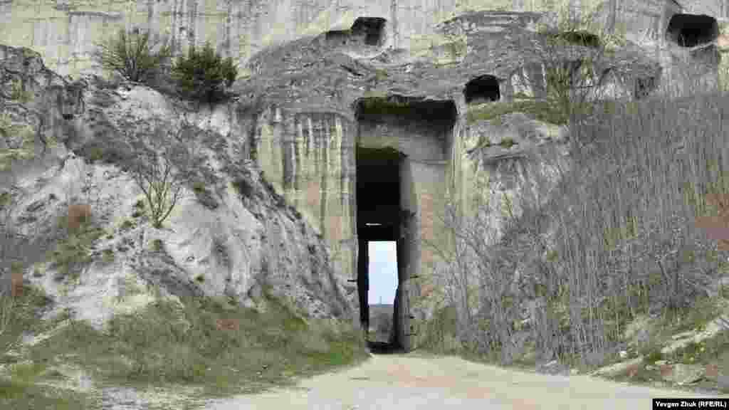 Manastır qaya içindeki bir tunnelden gölge keçit &nbsp;