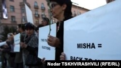 Около 500 человек собрались сегодня перед зданием филармонии, чтобы провести акцию протеста против политики президента Михаила Саакашвили