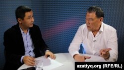 AzattyqLIVE хабарының қонағы саясаткер Балташ Тұрсымбаев (оң жақта) және журналист Қасым Аманжол. Алматы, 23 қазан 2015 жыл.