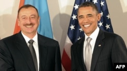 Президент США Барак Обама (справа) и президент Азербайджана Ильхам Алиев (архивная фотография)