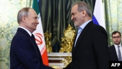 Президент России Владимир Путин и президент Ирана Масуд Пезешкиан во время встречи в Кремле, Москва, РФ, 17 января 2025 года