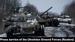 Украинадагы согушта жарактан чыккан орус танкы.