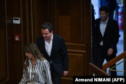 Kreu i LVV-së, Albin Kurti, dhe e propozuara e kësaj partie për kryeparlamentare, Albulena Haxhiu, në një nga vazhdimet e seancës konstituive. 21 korrik 2025.