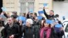 Страсти вокруг Верховного суда накалились 4 апреля, когда участники движения “Сопротивление” в ходе акции под названием «Я - тоже заключенный», перекрыли дорогу в центре Тбилиси, закидали яйцами здание Верховного суда, а на двери повесили погребальный вен