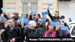 Страсти вокруг Верховного суда накалились 4 апреля, когда участники движения “Сопротивление” в ходе акции под названием «Я - тоже заключенный», перекрыли дорогу в центре Тбилиси, закидали яйцами здание Верховного суда, а на двери повесили погребальный вен