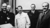 Германиянын Тышкы иштер министри Иоахим фон Риббентроп (солдо), Иосиф Сталин жана анын Тышкы иштер министри Вячеслав Молотов (оңдо) Кремлде келишимге кол коюшкандан кийин, 23-август, 1939