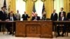 Presidenti i SHBA-së, Donald Trump, kryeministri i Kosovës Avdullah Hoti dhe presidenti i Serbisë, Aleksandar Vuciq, gjatë nënshkrimit të marrëveshjes në Shtëpinë e Bardhë, 4 shtator 2020