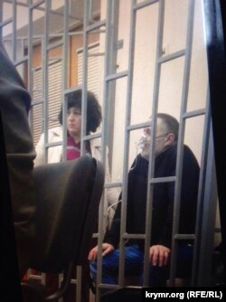 Bekir Degermenci oksigen maskası ile mahkeme zalında. Aqmescit, 2017 senesi dekabr 6 künü