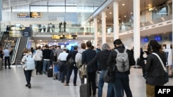 Inkursionet me dronë kanë detyruar aeroportet që të mbyllin disa aeroporte. 