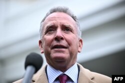 Trimisul special Steve Witkoff vorbește cu reporterii la Casa Albă din Washington, DC, pe 6 martie 2025.