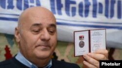 Игорь Мурадян заявляет о возвращении присужденного ему парламентом Нагорного Карабаха орден Месропа Мащтоца, Ереван, 2 февраля 2015 г. 