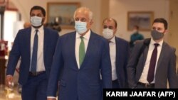 АКШнын Ооганстан боюнча чабарманы Залмай Халилзад (ортодо) Катардын Доха шаарында, 10-август 2021-жыл. 