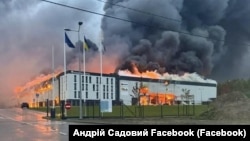 Një park industrial digjet në Lviv, më 5 tetor, pas një sulmi raketor nga Rusia.
