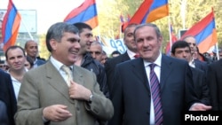Արամ Սարգսյանը եւ Լեւոն Տեր-Պետրոսյանը գլխավորում են ընդդիմության ցույցը: 28-ը ապրիլի, 2012թ.