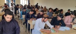 ګڼو زده کوونکو په شیخ زاید پوهنتون کې امتحان ورکړ