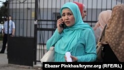 Qırımtatar faali Lütfiye Zudiyeva mahkeme binası yanında
