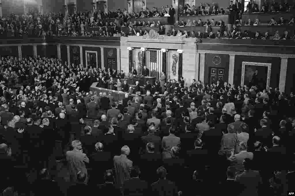 1961 წლის 26 მაისს პრეზიდენტი კენედი სიტყვით გამოდის აშშ-ის კონგრესში და კანონმდებლებს მიმართავს თხოვნით, გამოყონ თანხები 1970 წლამდე პირველი ადამიანის გასაშვებად მთვარეზე .