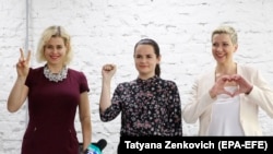 Беларус президенттигине талапкер Светлана Тихановская (ортодо), Вероника Цепкало (оң жакта) жана Мария Колесникова. 17-июль, 2020-жыл. 