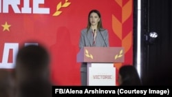 Aliona Arșinova la o întrunire a blocului „Victoria” în Moscova, 16 august 2025.
