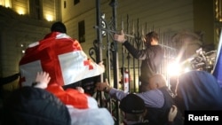 Poliția georgiană folosește gaze lacrimogene pentru a alunga protestatarii de la Palatul Prezidențial