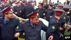 Полиция кызматкерлери ачкачылык акциясын колдоочулар менен өкмөтчүлөр арасын кол кармаша бөгөөдө. 10-апрель, Астрахан