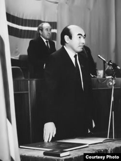 А.Акаевдин президенттикке ант берип жаткан учуру. Анын артында – Кыргызстан Компартиясынын Борбордук Комитетинин Биринчи катчысы, Кыргызстан Жогорку Кеңешинин төрагасы Абсамат Масалиев. 1990-жылдын 27-октябры. “Майдан” эркин гезитинин архивинен.