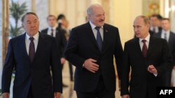 Беларусь - Президенты стран-членов Таможенного союза (слева направо) президент Казахстана Нурсултан Назарбаев, президент Беларуси Александр Лукашенко и президент России Владимир Путин в резиденции президента Беларуси, Минск, 24 октября 2013 г.