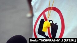 Многие в Грузии присоединились к акции солидарности с задержанными фоторепортерами